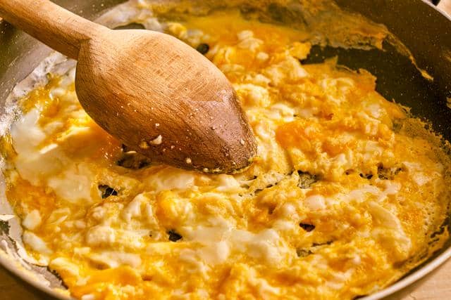 ilustrasi memasak telur 