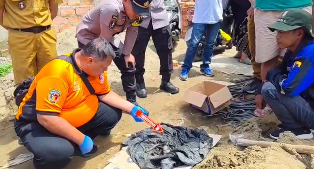 Gali Lubang, Pekerja di Palembang Temukan Kerangka Dibungkus Kain  