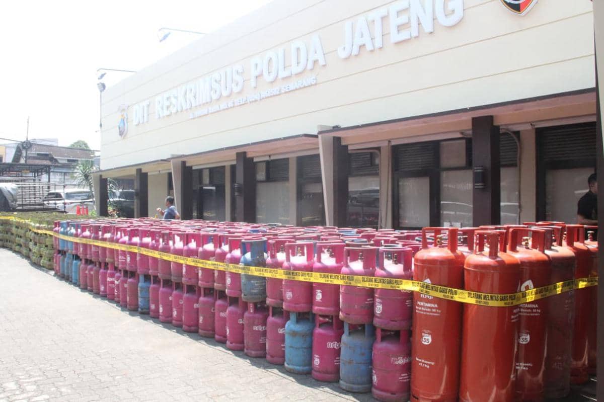Barang bukti ratusan tabung untuk pengoplosan gas elpiji di kantor Direskrimsus Polda Jateng. (Dok. Pertamina)