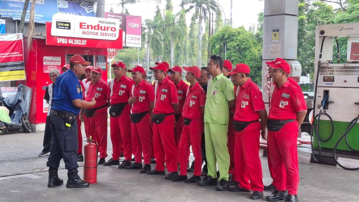 Pembinaan dari Dinas Pemadam Kebakaran Kota Semarang imbas penutupan SPBU di Jalan Sriwijaya Semarang buntut viral di media sosial soal penggunaan APAR pada motor pelanggan yang kebakaran. (Dok. Pertamina)