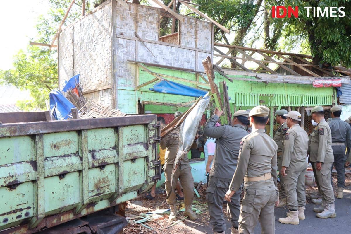 Penggusuran para pedagang kaki lima yang dilakukan pemerintah kota binjai (IDN Times/ Bambang Suhandoko)