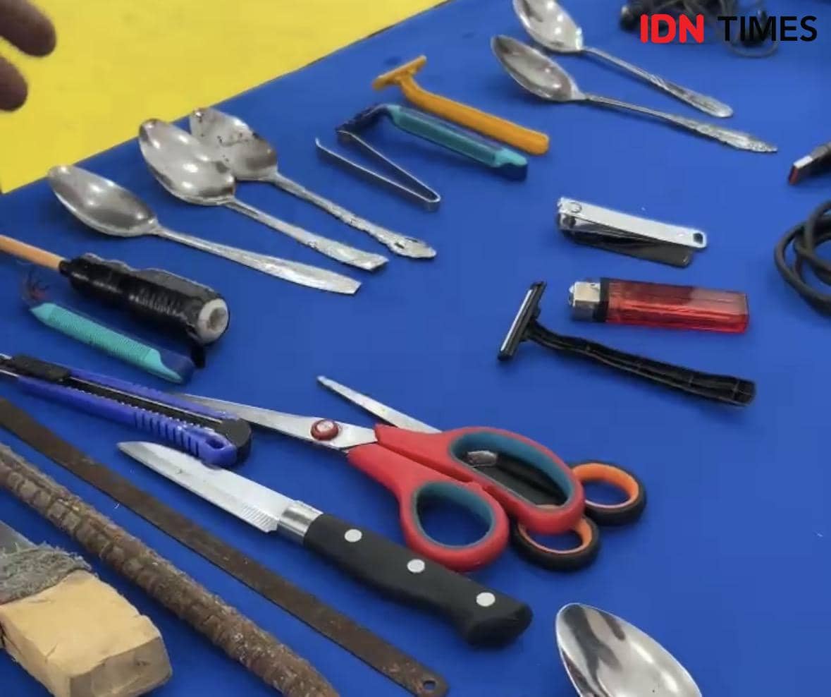 Barang-barang terlarang yang ditemukan di lapas. 