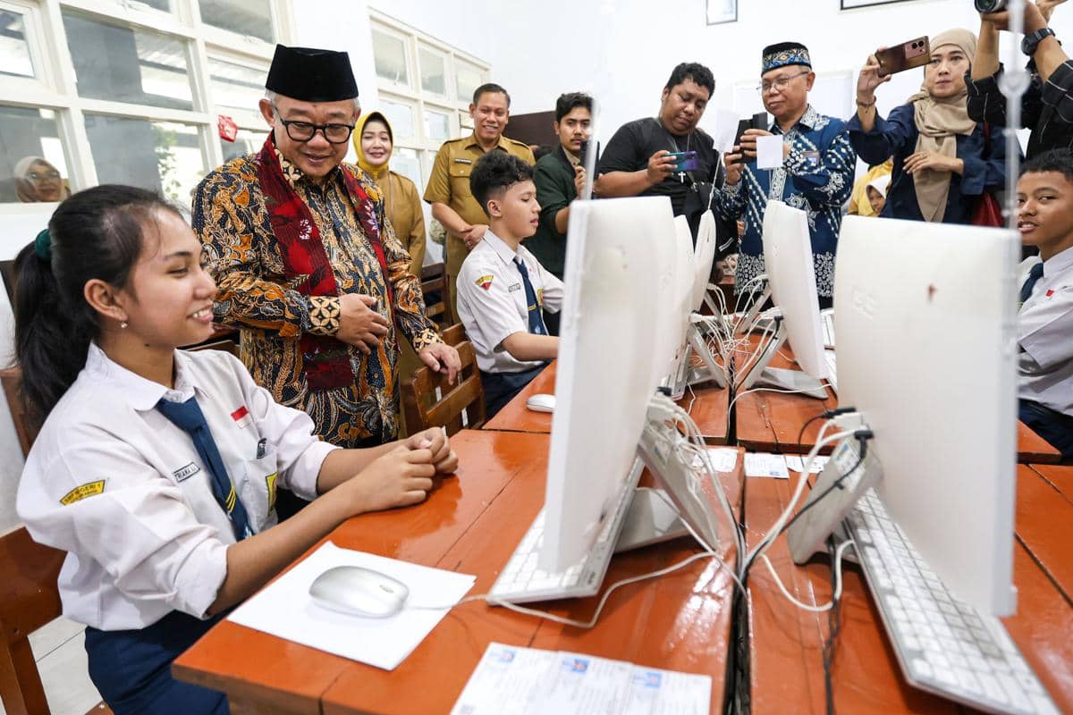 Tinjau TKA di Surabaya, Mendikdasmen Sebut Siswa Tak Alami Kesulitan