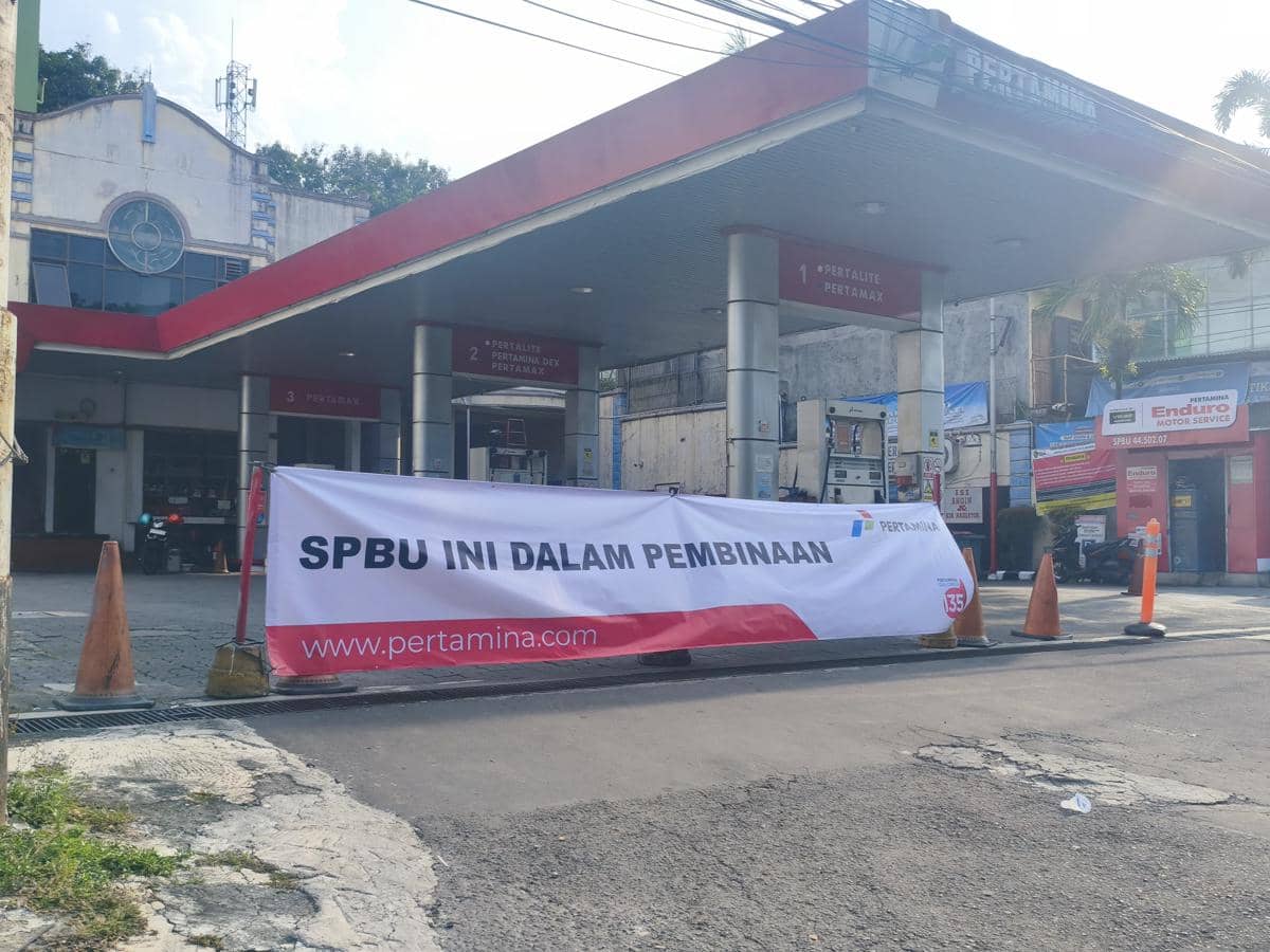 Penutupan SPBU di Jalan Sriwijaya Semarang buntut viral di media sosial soal penggunaan APAR pada motor pelanggan yang kebakaran. (IDN Times/Dhana Kencana)