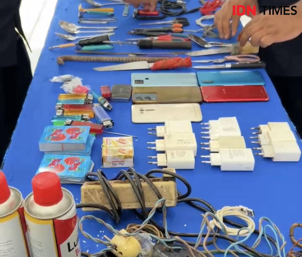 Barang-barang terlarang yang ditemukan di lapas. 