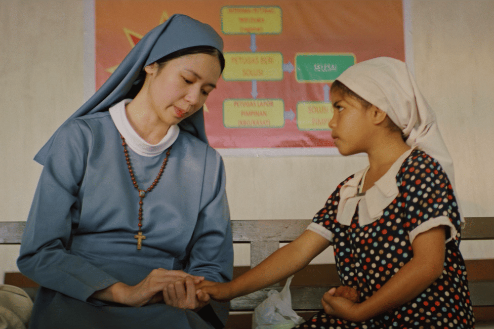 Laura Basuki sebagai biarawati dalam film Yohanna