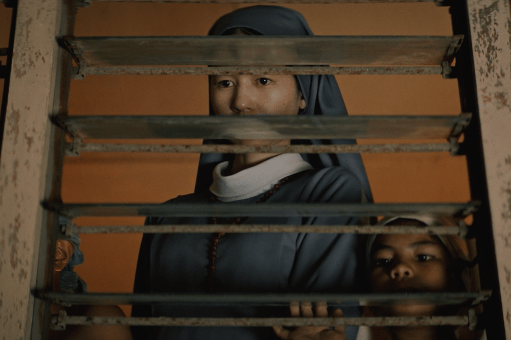 Laura Basuki sebagai biarawati dalam film Yohanna