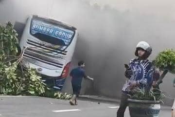 Bus Sumber Selamat Ditabrak Truk Boks di Madiun, Sopir Tewas