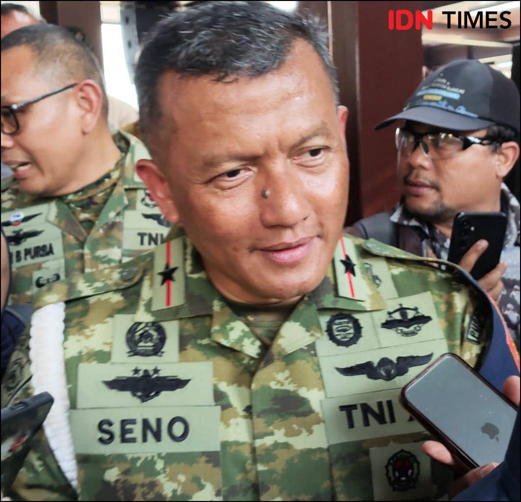 Wakil Komandan Pusat Polisi Militer (Wadanpuspom), TNI Marsekal Pertama Bambang Suseno memilih diam saat ditanya soal perkembangan kasus penyiraman air keras kepada Wakil Koordinator KontraS Andrie Yunus. Momen itu terjadi saat Suseno ditemui awak media usai menghadiri Konferensi Pers Bareskrim Polri Penegakan Hukum BBM dan Elpiji Subsidi di Lapangan Bhayangkara Mabes Polri, Jakarta Selatan, Selasa (7/4/2026) 