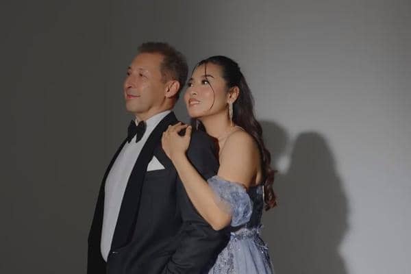 7 Potret Prewedding Ayah Jennifer Coppen, Siap Lepas Masa Duda