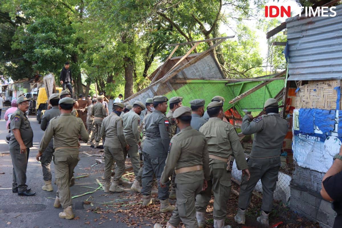 Penggusuran para pedagang kaki lima yang dilakukan pemerintah kota binjai (IDN Times/ Bambang Suhandoko)