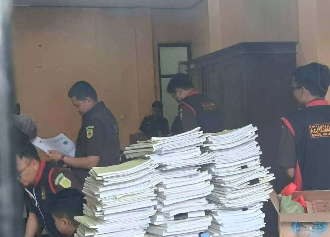 Tim penyidik Kejari PALI saat menggeledah kantor Dinas Perkim. (Dok. IDN Times)