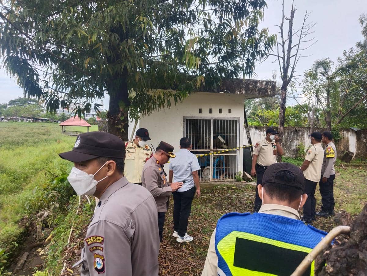 Sesosok mayat pria ditemukan di belakang gedung kampus Unhas Makassar, Selasa (7/4/2026). Dok. Polsek Tamalanrea