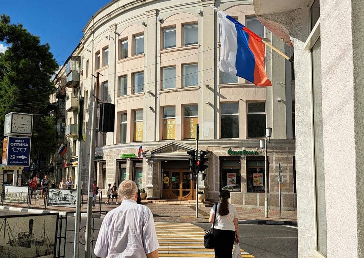 Warga Rusia sedang berjalan di sebuah tempat. 