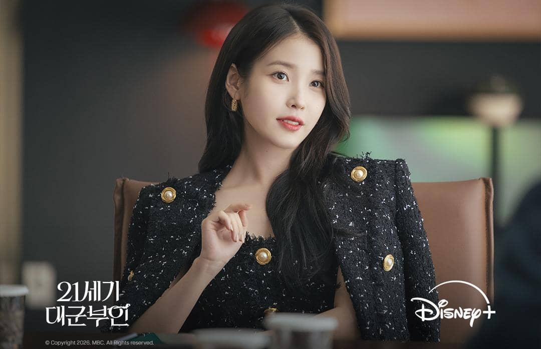 Still Cut IU di Perfect Crown 