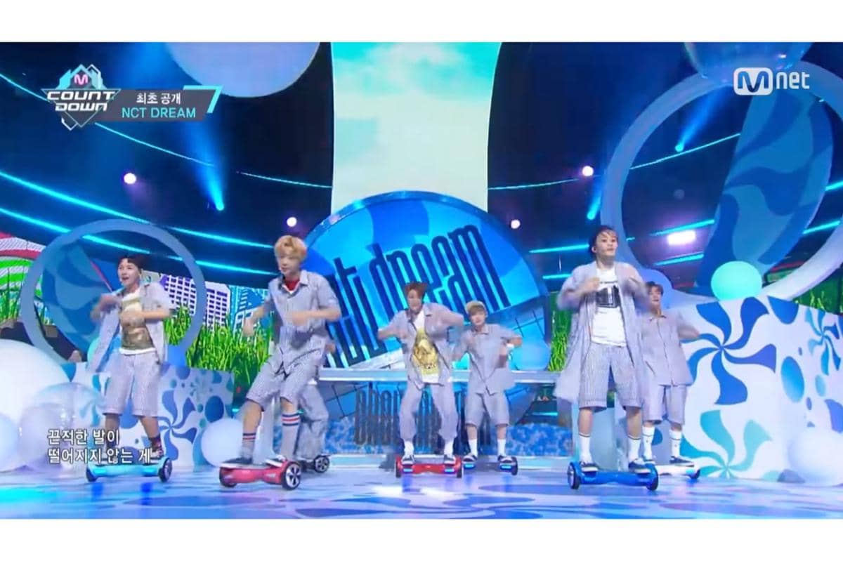 NCT DREAM memakai hoverboard dalam penampilan debut mereka