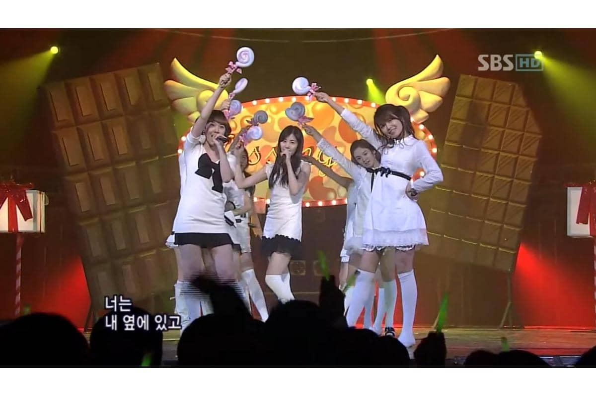 performance SNSD dengan properti lolipop untuk comeback "Kissing You"