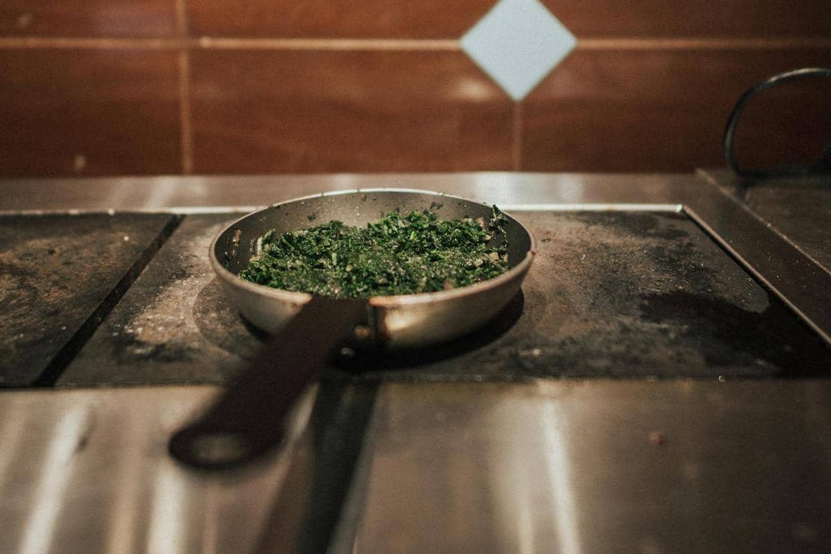 ilustrasi bayam yang sudah ditumis dan dibumbui 