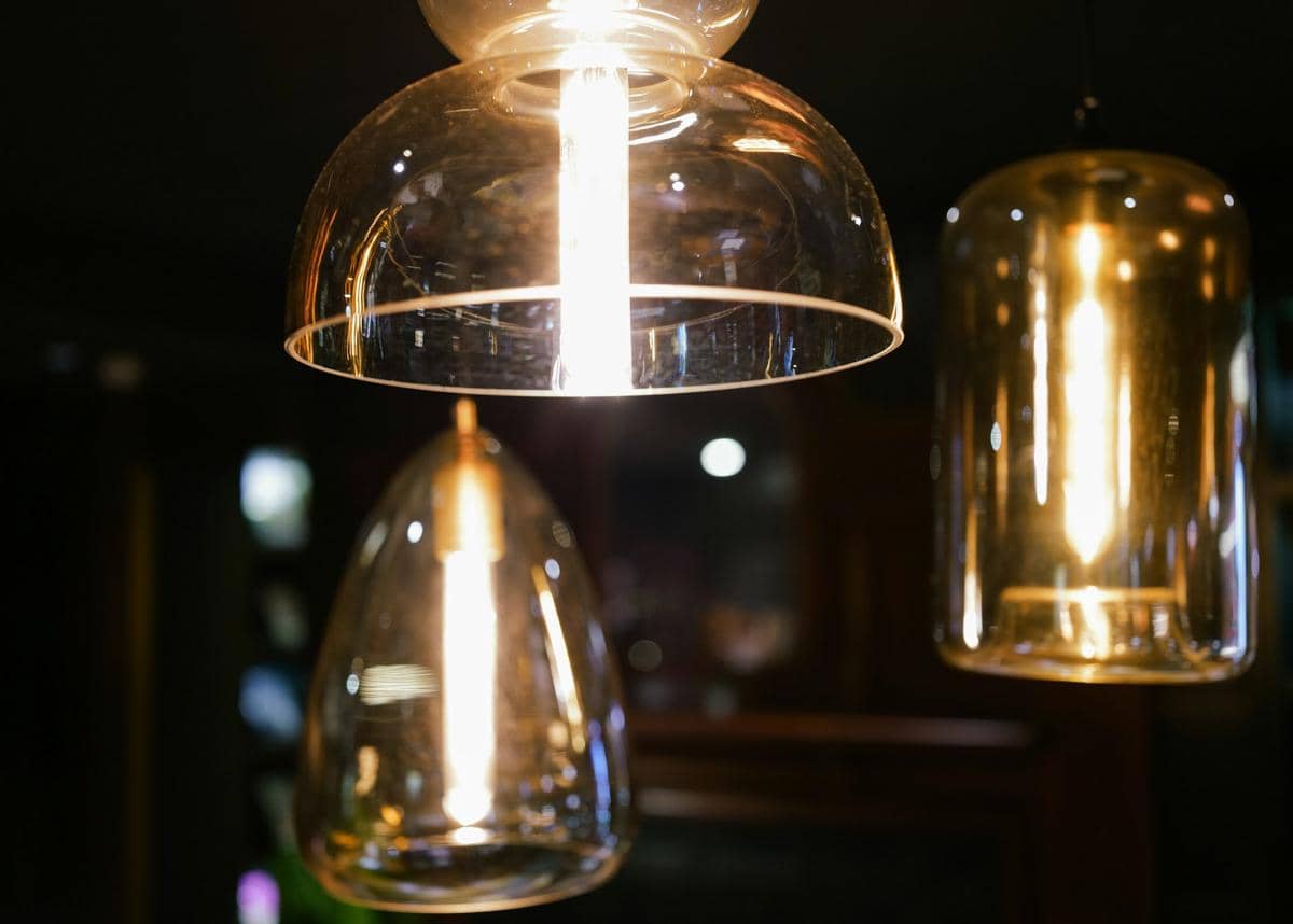 ilustrasi lampu gantung kaca teardrop