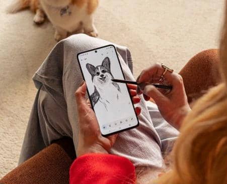 ilustrasi pemakaian stylus pen Motorola Moto G Stylus (2026)