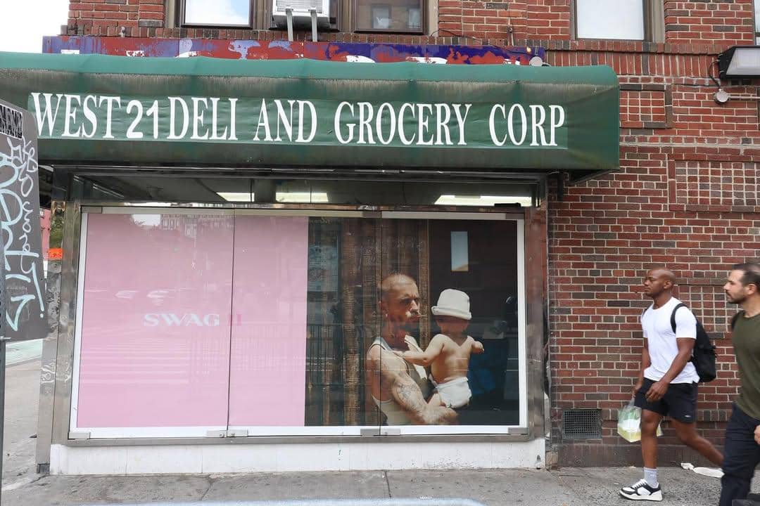 ilustrasi poster Justin Bieber di pinggir jalan