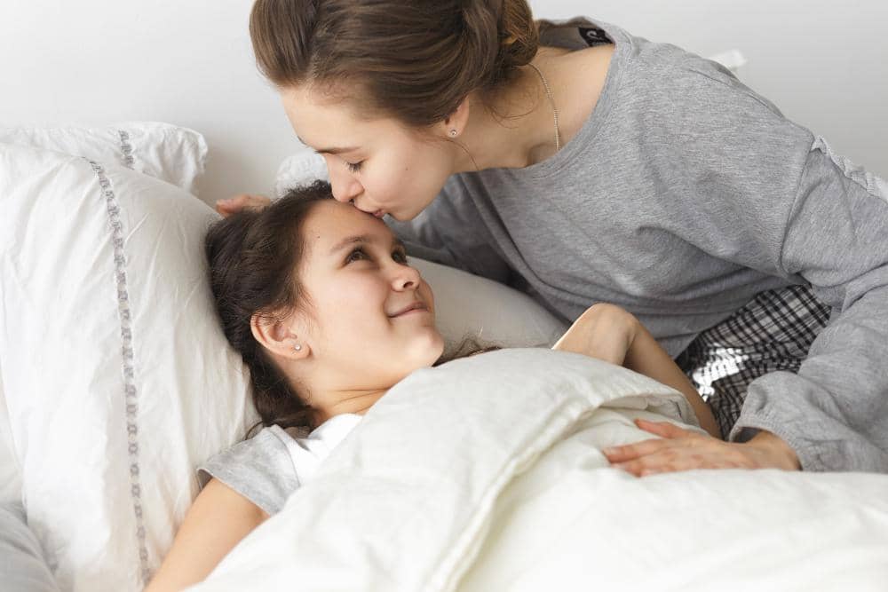 Seorang ibu membantu anak mengatur pola hidup sehat