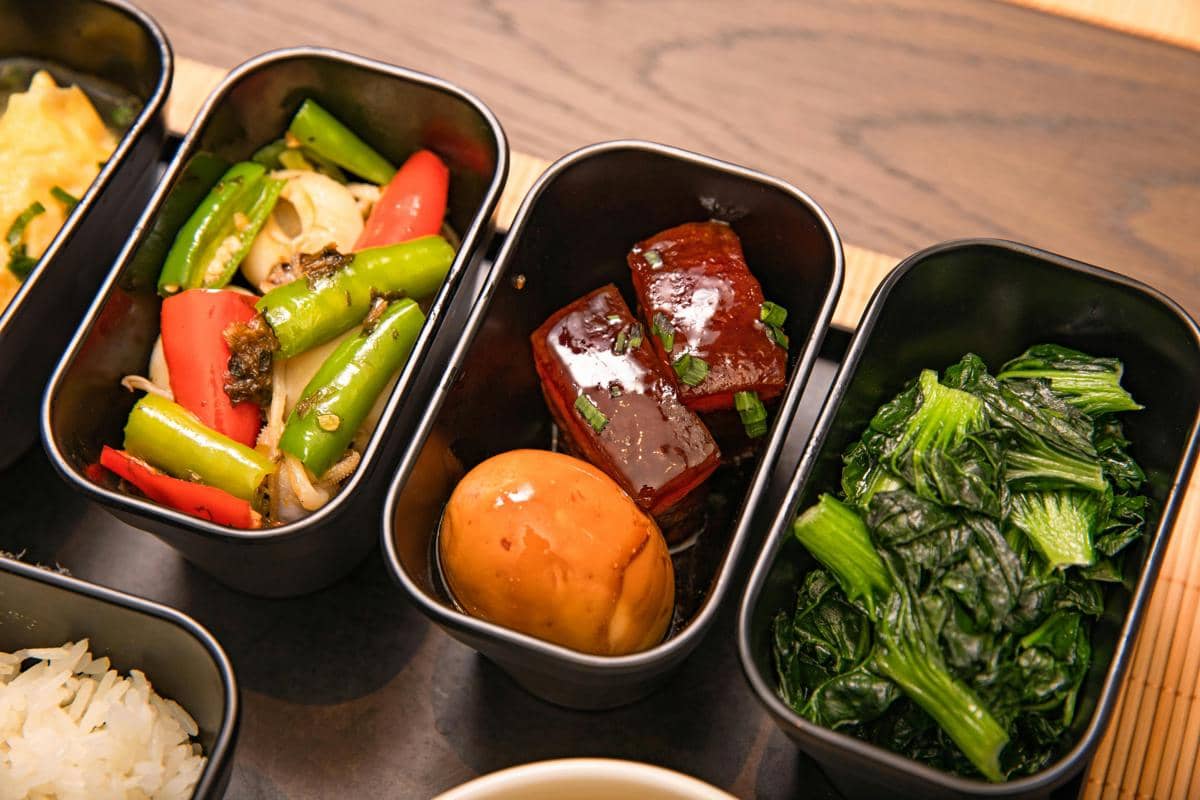 ilustrasi kemasan take away makanan