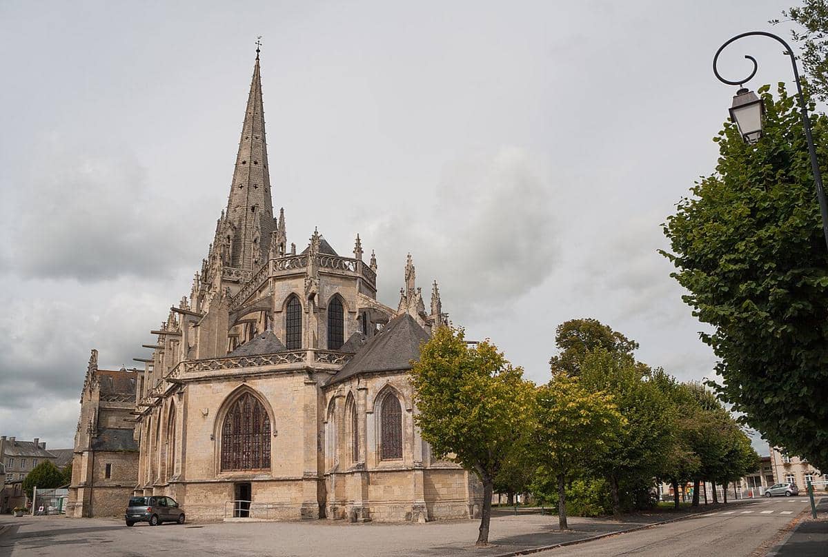 potret gereja bersejarah Notre-Dame de Carentan yang dibangun pada abad ke-11 