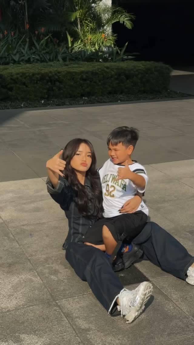 OOTD tante-keponakan ala Fuji dan Gala Sky