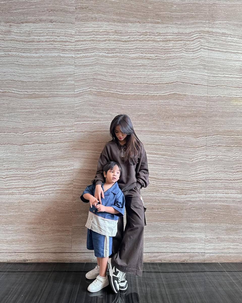 OOTD tante-keponakan ala Fuji dan Gala Sky