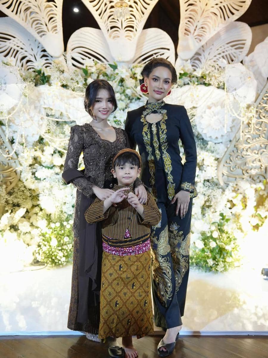 OOTD tante-keponakan ala Fuji dan Gala Sky