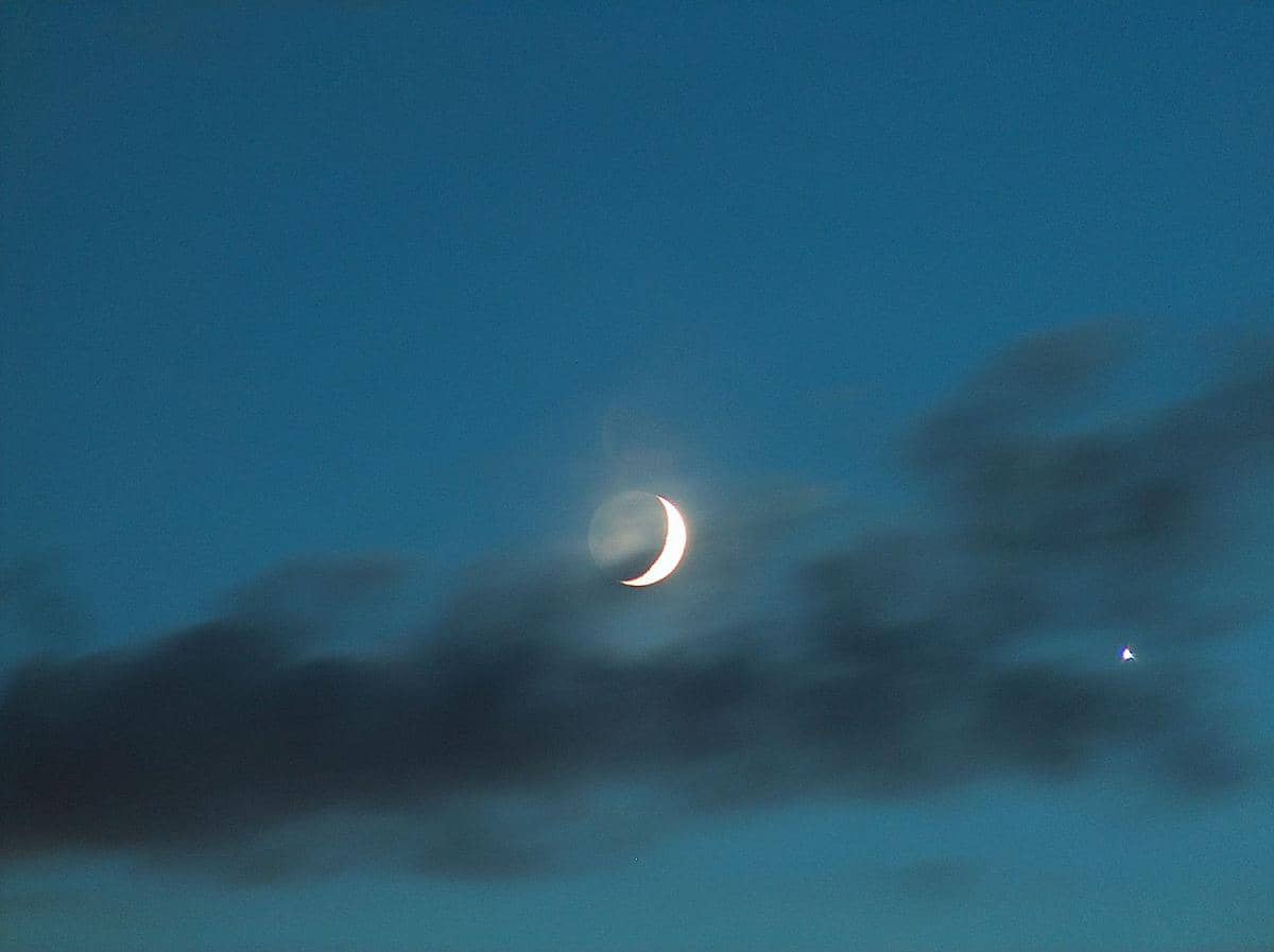 Ilustrasi konjungsi Bulan dan Venus.