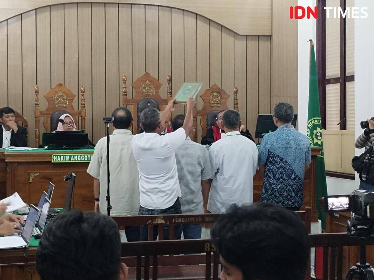 Saksi korupsi saat diambil sumpahnya (IDN Times/Eko Agus Herianto)