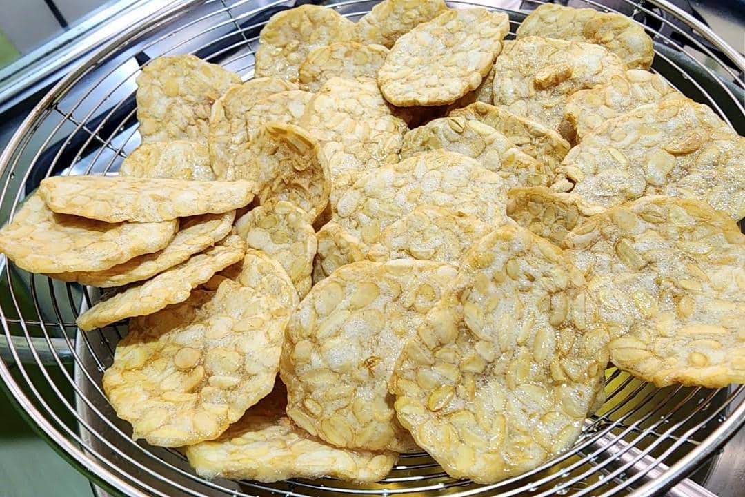 ilustrasi keripik tempe sagu 