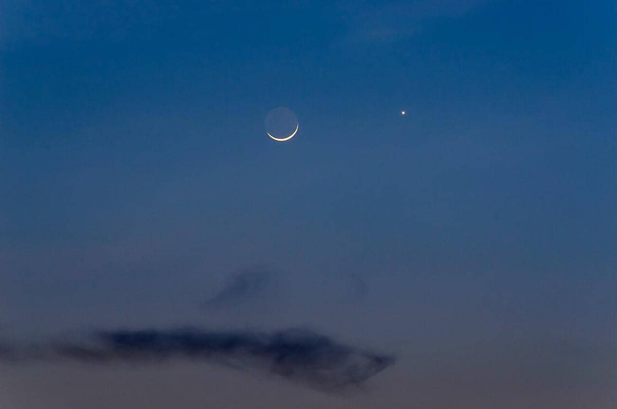 Ilustrasi konjungsi Bulan dan Venus.