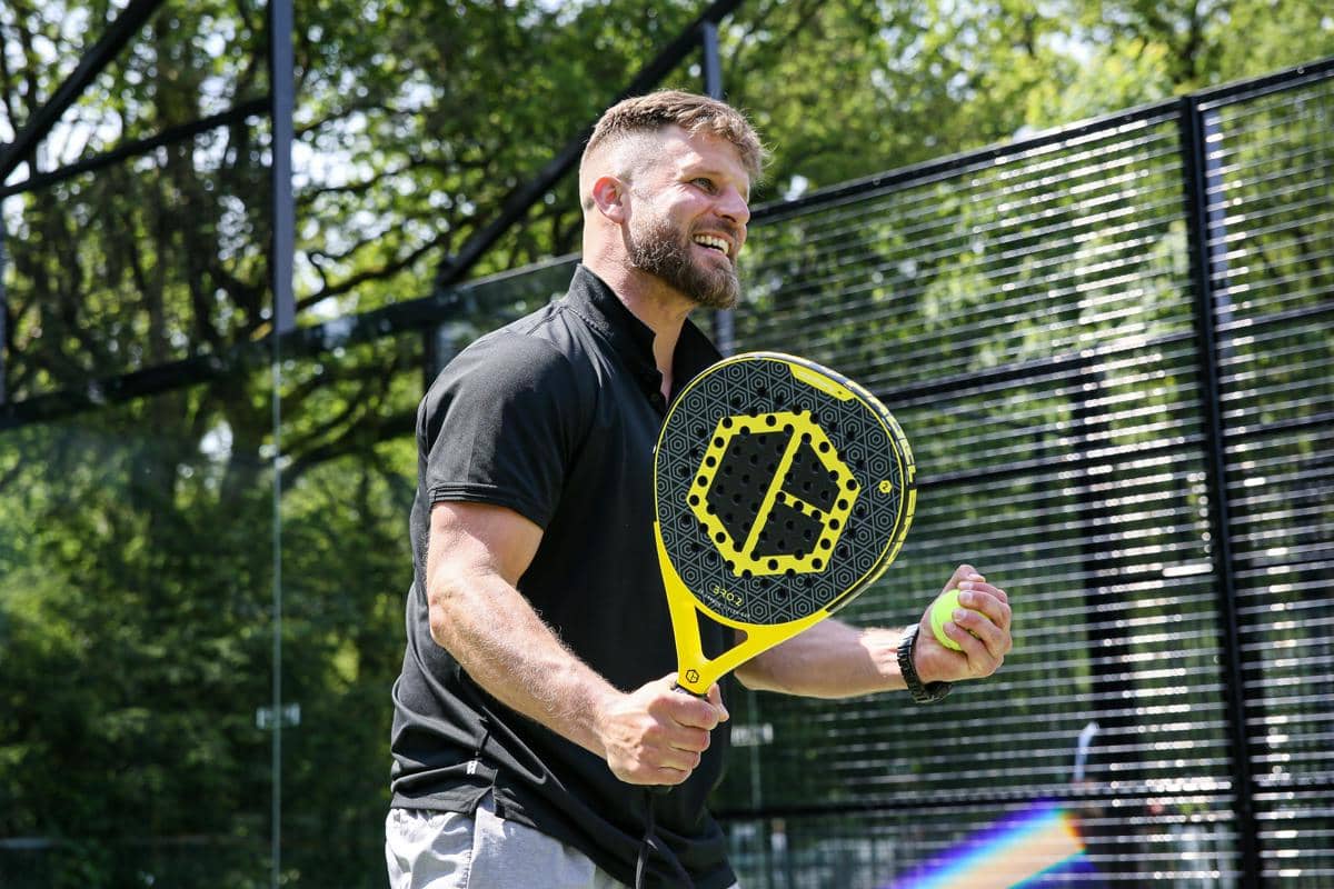 ilustrasi pria bermain padel