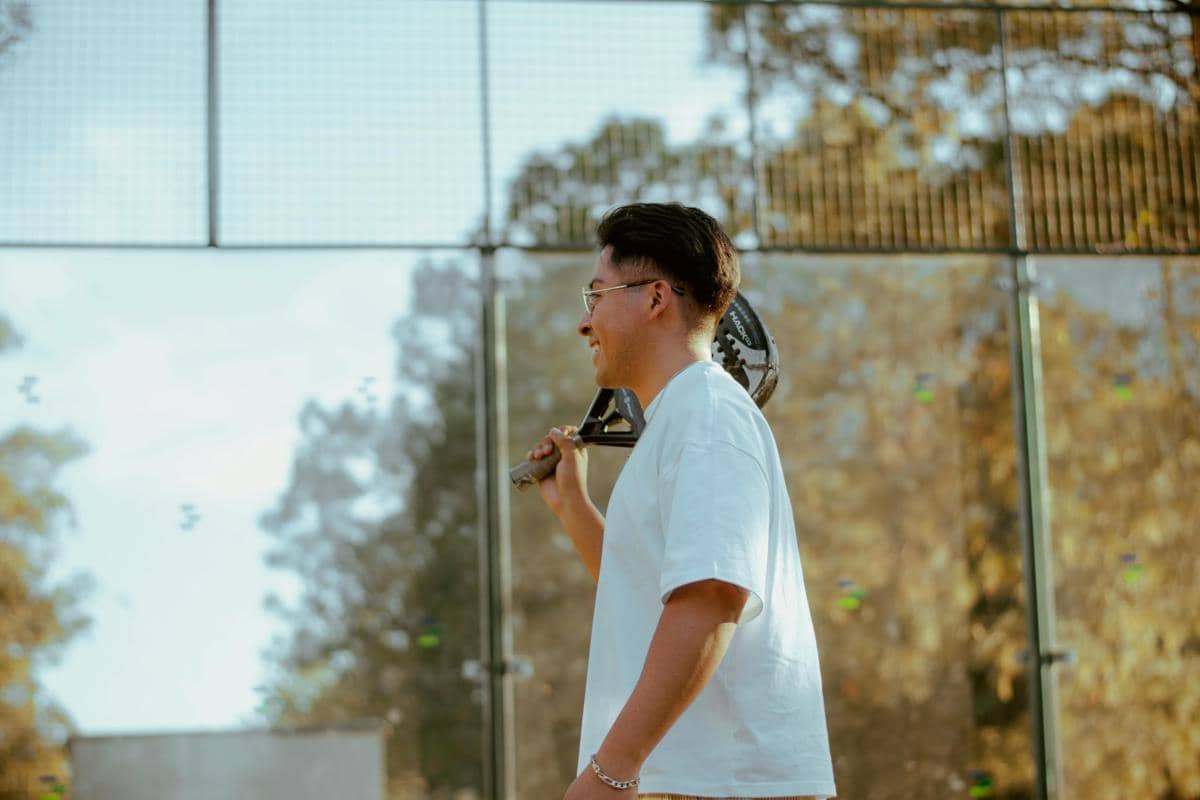 ilustrasi pria bermain padel