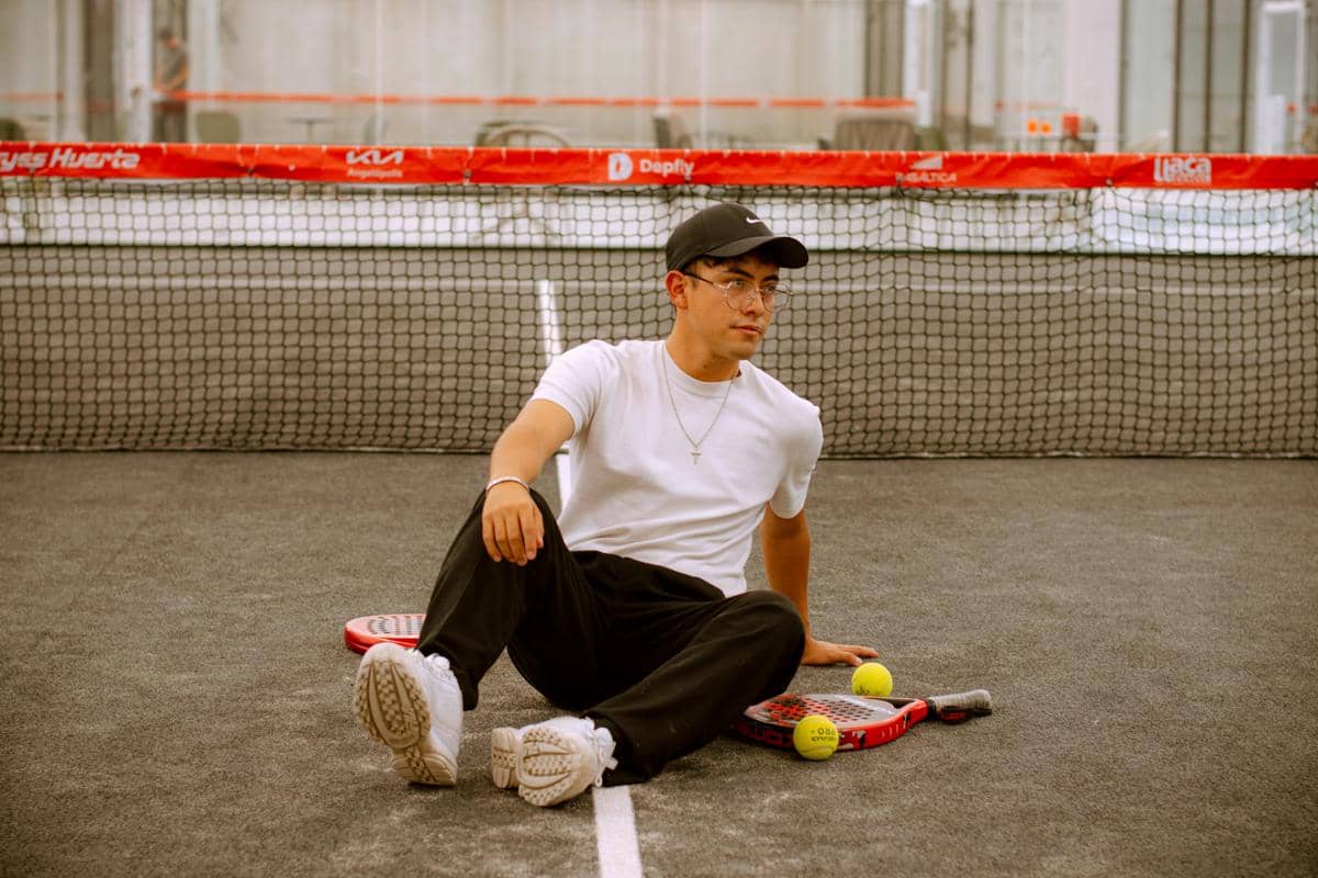 ilustrasi pria bermain padel