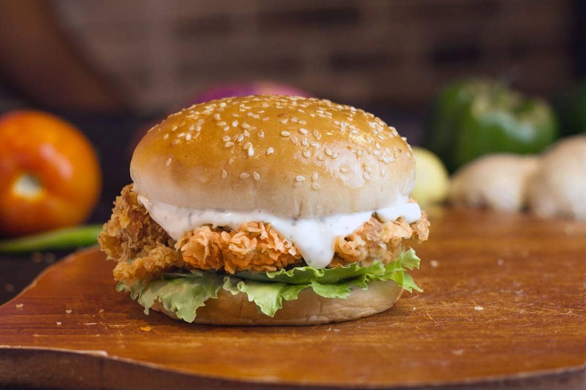 ilustrasi burger dengan isi patty ayam kentucky
