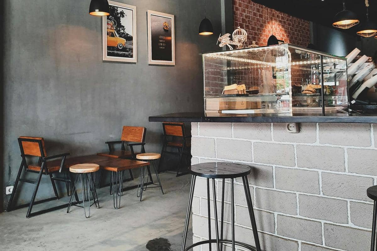 Ilustrasi Coffee Factory Mojokerto dengan konsep industrial luas.