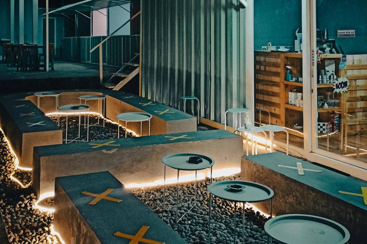 Ilustrasi Seraya Space Mojokerto dengan suasana santai dan hangat.