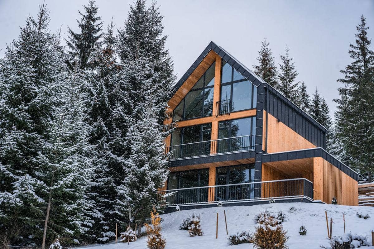 ilustrasi rumah kayu dengan jendela besar