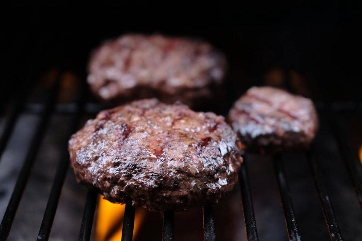 illustrasi patty daging sapi 