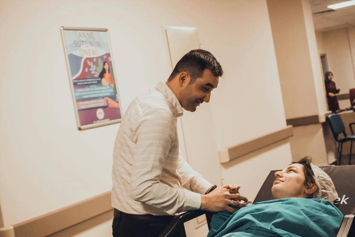 Suami mendampingi istri melahirkan 