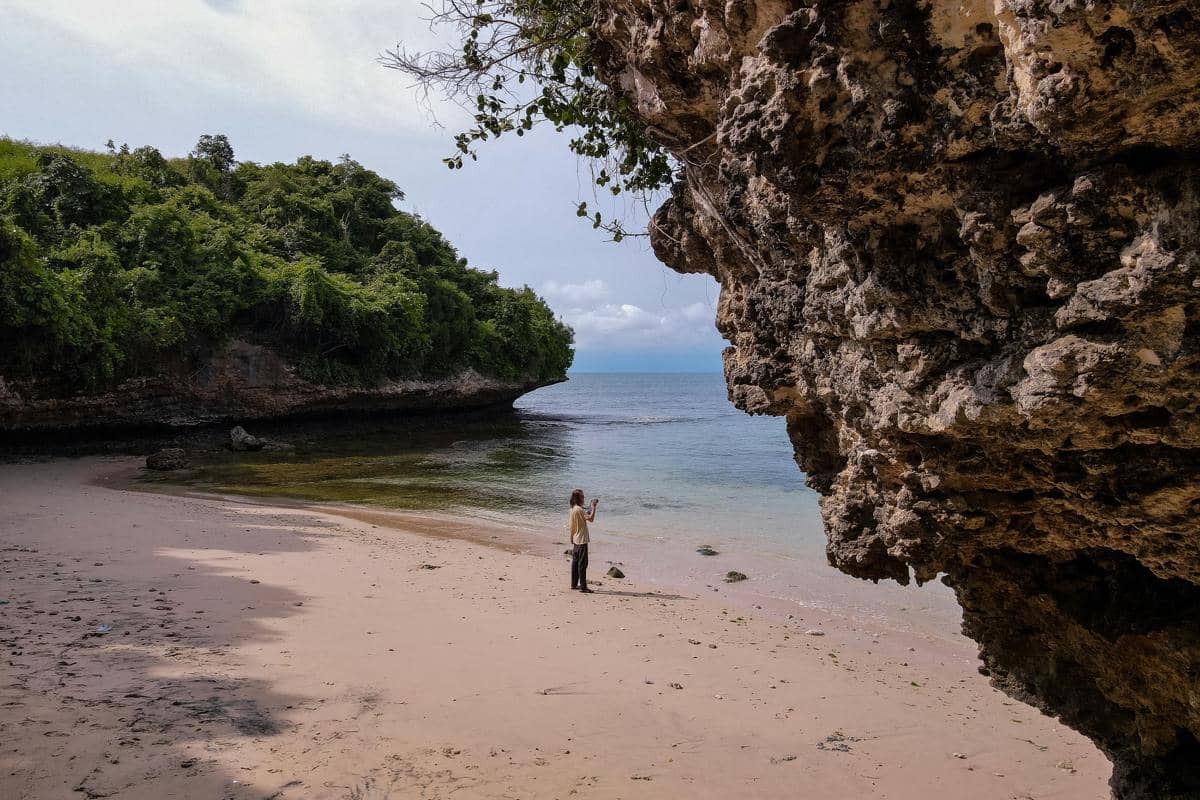 Ilustrasi eksplorasi pantai dengan waktu terbatas.