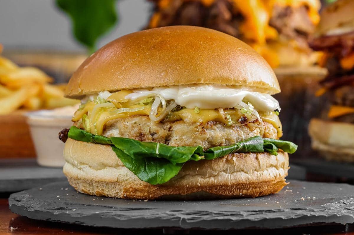 illustrasi burger dengan patty daging ikan