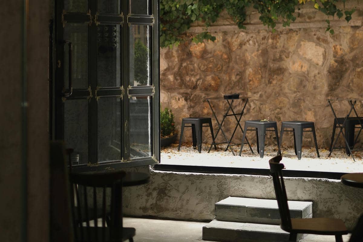 Ilustrasi Delapan Meter Mojokerto dengan rooftop dan area nongkrong luas.