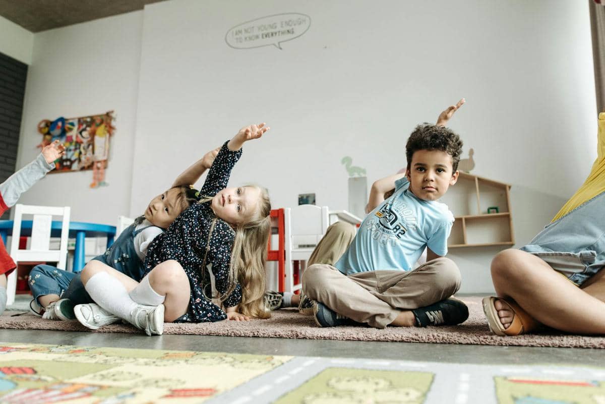 anak-anak yang sedang bermain bersama