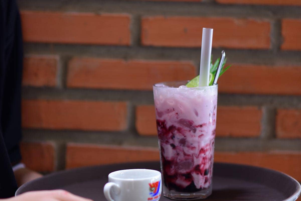 Ilustrasi mocktail botanikal