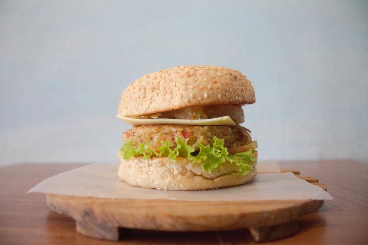 ilustrasi burger dengan patty kentang 